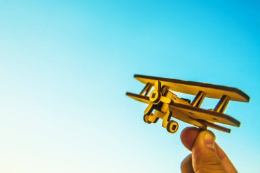 Adamın elinde oyuncak uçak 