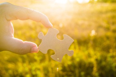  bulmaca parçası ile el