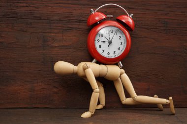 çalar saat ile kukla figür