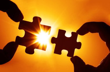 Puzzle parçaları ile el