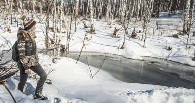 Nehir boyunca yürüyen kadın