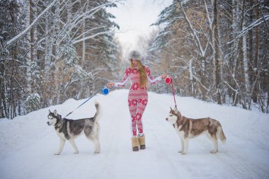 redaksiyon ikinci direktörü Haski'nin köpeklerle kadın