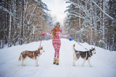 redaksiyon ikinci direktörü Haski'nin köpeklerle kadın