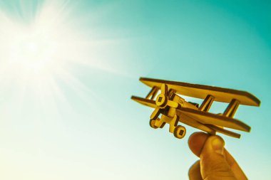 Adamın elinde oyuncak uçak 