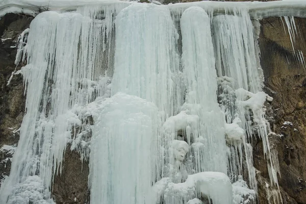 Zmrazené vodopád v zimě — Stock fotografie