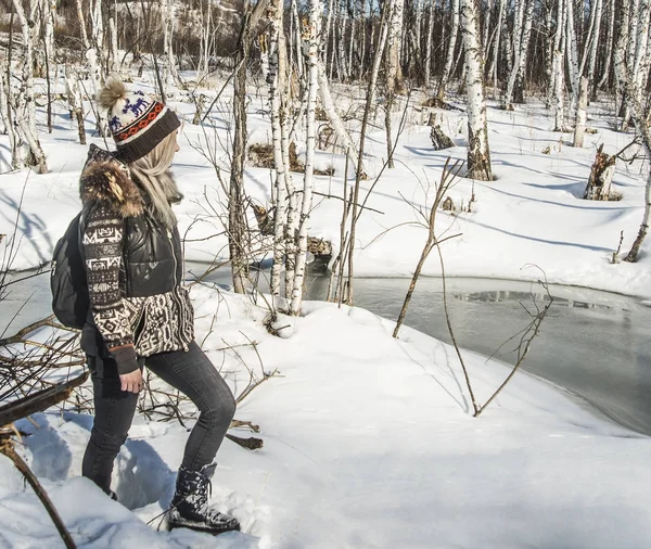 Nehir boyunca yürüyen kadın