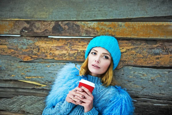 Mujer con copa roja — Foto de Stock