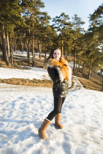 Χειμερινή Μόδα Γυναίκα Ποζάρουν Στο Χιονισμένο Δάσος Φορώντας Ένα Ζεστό — Φωτογραφία Αρχείου