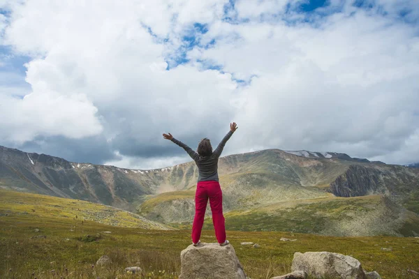  Ellerini gökyüzüne kadar kadınla.