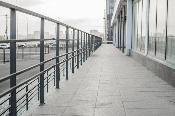 Sakatlar için modern metal rampa 