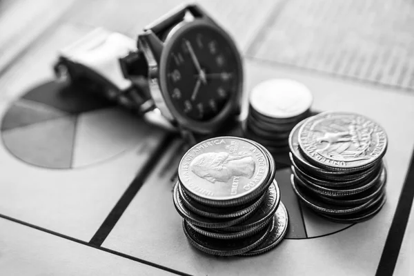 Mynt och vintage klocka — Stockfoto