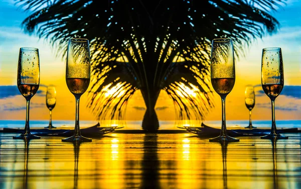 Óculos permanecendo na mesa de madeira — Fotografia de Stock