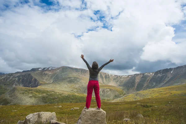  Ellerini gökyüzüne kadar kadınla.