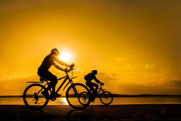 Amigos Deportivos Bicicletas Atardecer Siluetas Ciclistas Costa Deporte Naturaleza Fondo —  Fotos de Stock