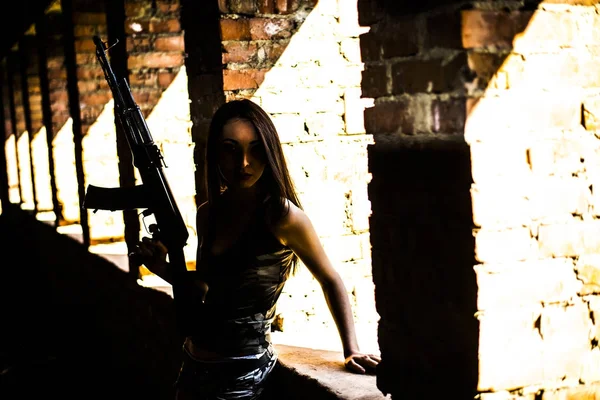 R Silhouette of a girl with the   gun — Stock Photo, Image