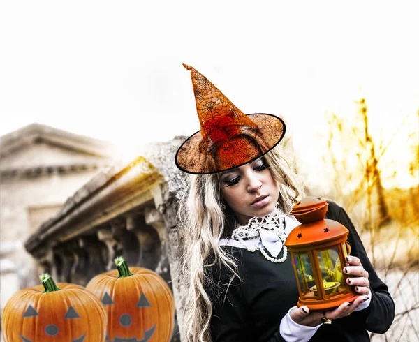 Hosszú Hajú Gótikus Boszorkány Lány Portréja Nézett Gyertya Halloween Sütőtök — Stock Fotó