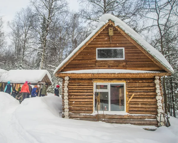 Casa en bosque de hadas de nieve — Foto de Stock