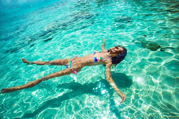 Mulher Biquíni Colorido Deitada Água Praia Tropical — Fotografia de Stock