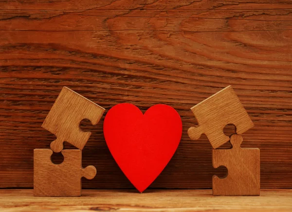 Puzzleteile und rotes Herz — Stockfoto