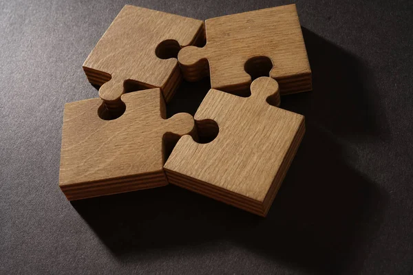 Cuatro piezas marrones del rompecabezas — Foto de Stock