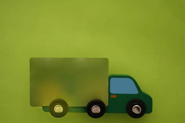 Caminhão com cartão de crédito verde — Fotografia de Stock