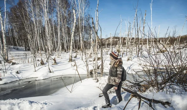 Nehir boyunca yürüyen kadın