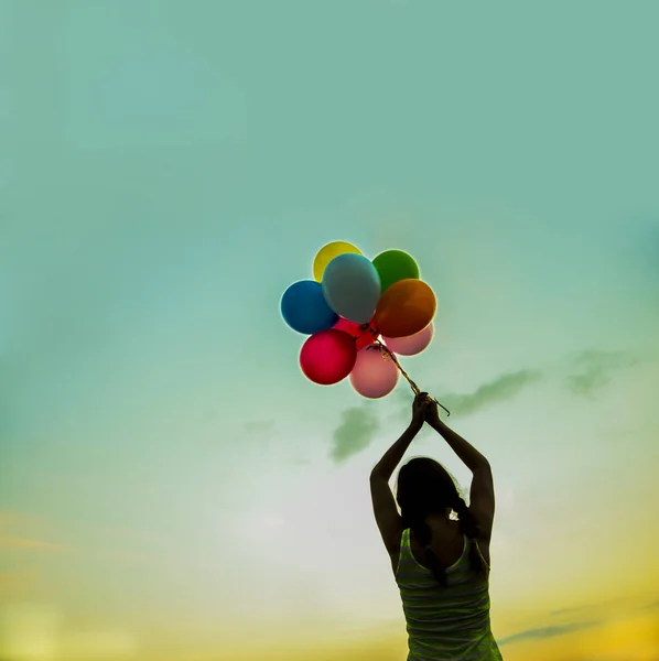 Femme avec des ballons colorés volants — Photo