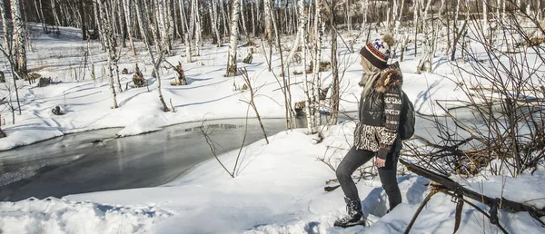 Nehir boyunca yürüyen kadın
