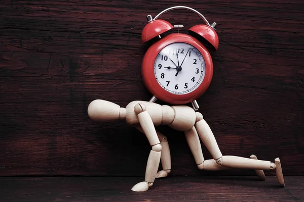 çalar saat ile kukla figür