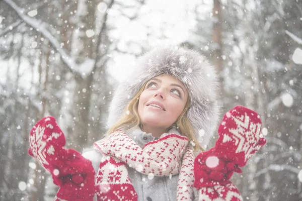 Mujer en el bosque en piel sombrero de piel de invierno — Foto de Stock