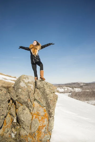 fox zencefil kürk yaka poz ile siyah montlu genç kadın. kış sezonu ve dağ manzara .