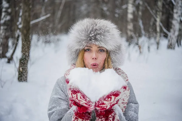 Mulher soprando neve — Fotografia de Stock