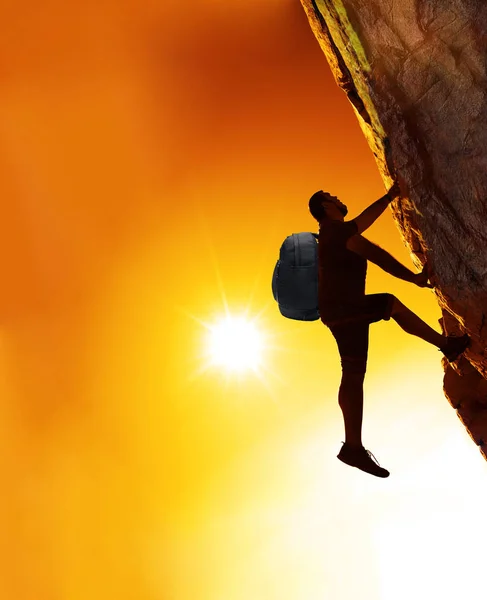 Silueta Hombre Escalando Cima Una Montaña Contra Amanecer —  Fotos de Stock