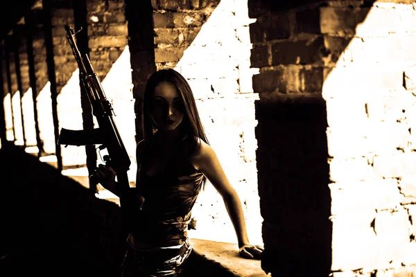 Die Silhouette eines Mädchens mit der Waffe — Stockfoto