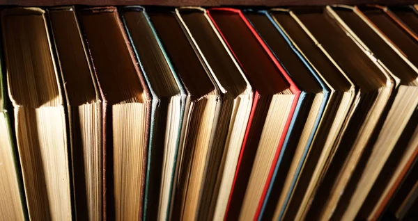 Books on brown wooden bookshelf — Stock Photo, Image