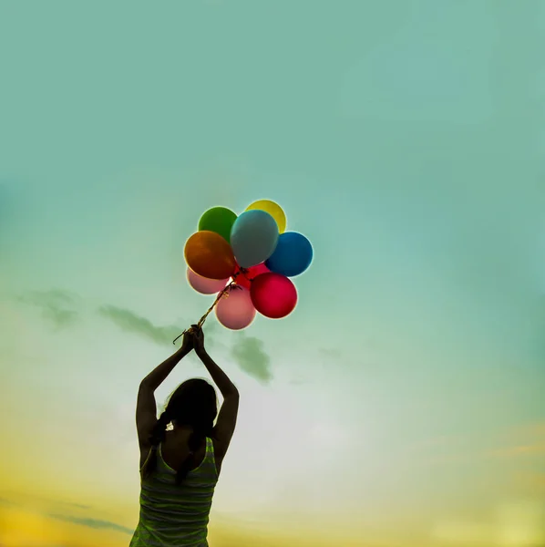 Femme avec des ballons colorés volants — Photo