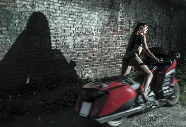 Joven Pelirroja Motorista Mujer Rojo Motocicleta Moderna Noche Oscura Ladrillo — Foto de Stock