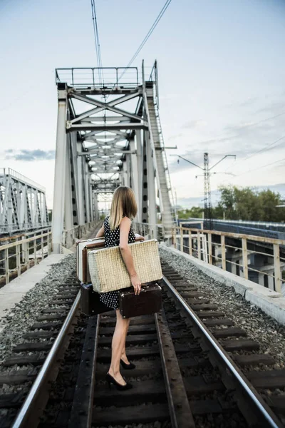 Fille avec homme valises marche — Photo