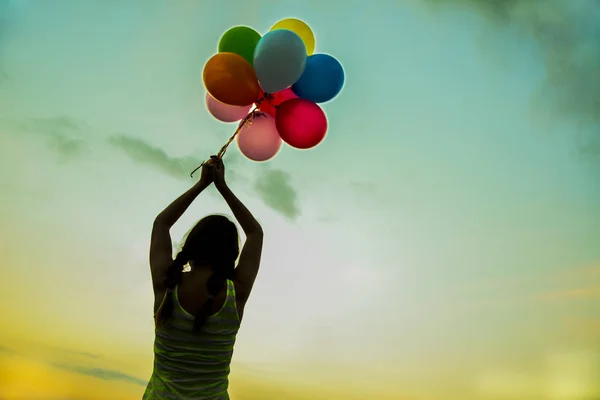 Femme avec des ballons colorés volants — Photo