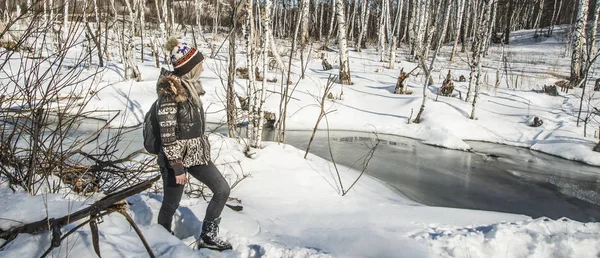 Nehir boyunca yürüyen kadın