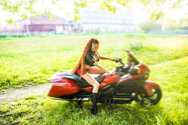 Unga Rödhårig Biker Kvinna Landsvägen — Stockfoto