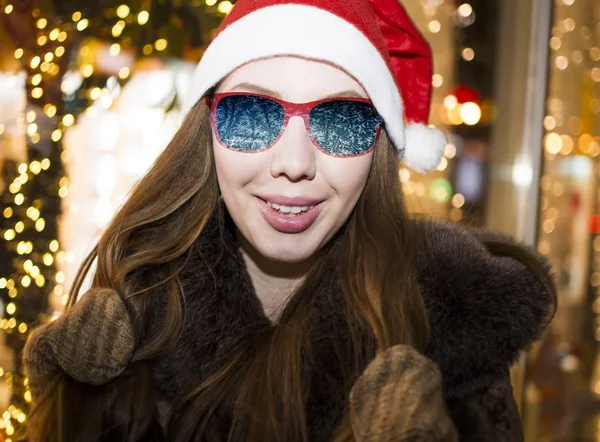 Zewnątrz Portret Szczęśliwy Młoda Kobieta Santa Claus Czerwony Kapelusz Okulary — Zdjęcie stockowe