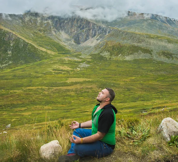 Porträtt Vuxen Man Vilar Naturen Mannen Lotus Pose Yoga Favoritapp — Stockfoto