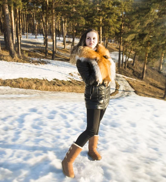 Mulher Moda Inverno Posando Floresta Nevada Usando Uma Jaqueta Preta — Fotografia de Stock