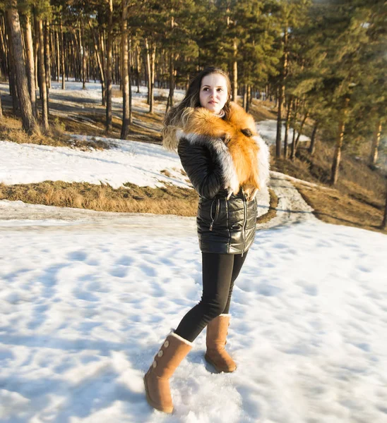 Mujer Moda Invernal Posando Bosque Nevado Con Una Chaqueta Negra — Foto de Stock