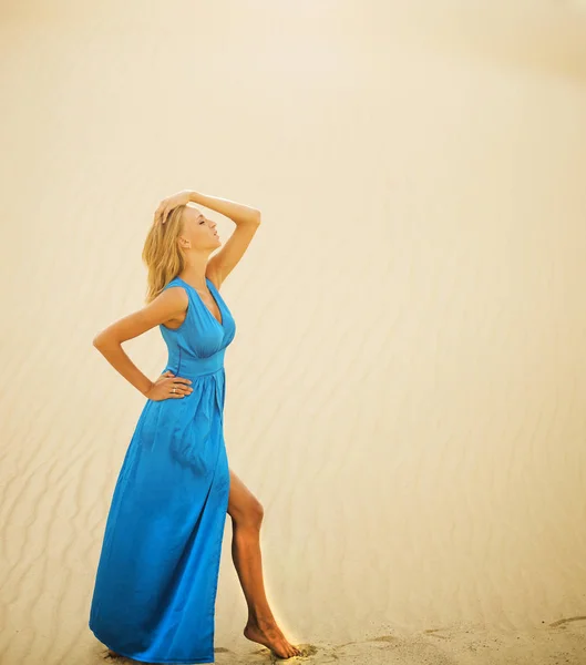 Mujer en el desierto de arena — Foto de Stock