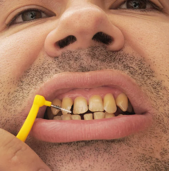 Adam dişlerini fırça ile Temizleme — Stok fotoğraf
