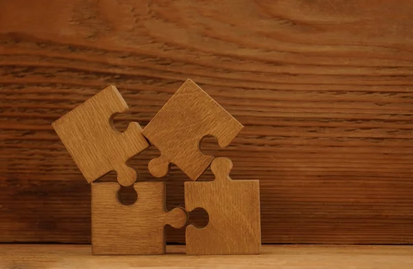 Piezas de madera del rompecabezas — Foto de Stock