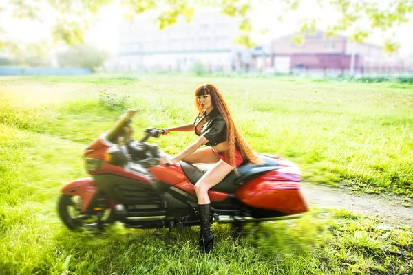 乡间小路上的年轻红发摩托女郎 — 图库照片