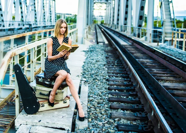 Menina leitura livro — Fotografia de Stock